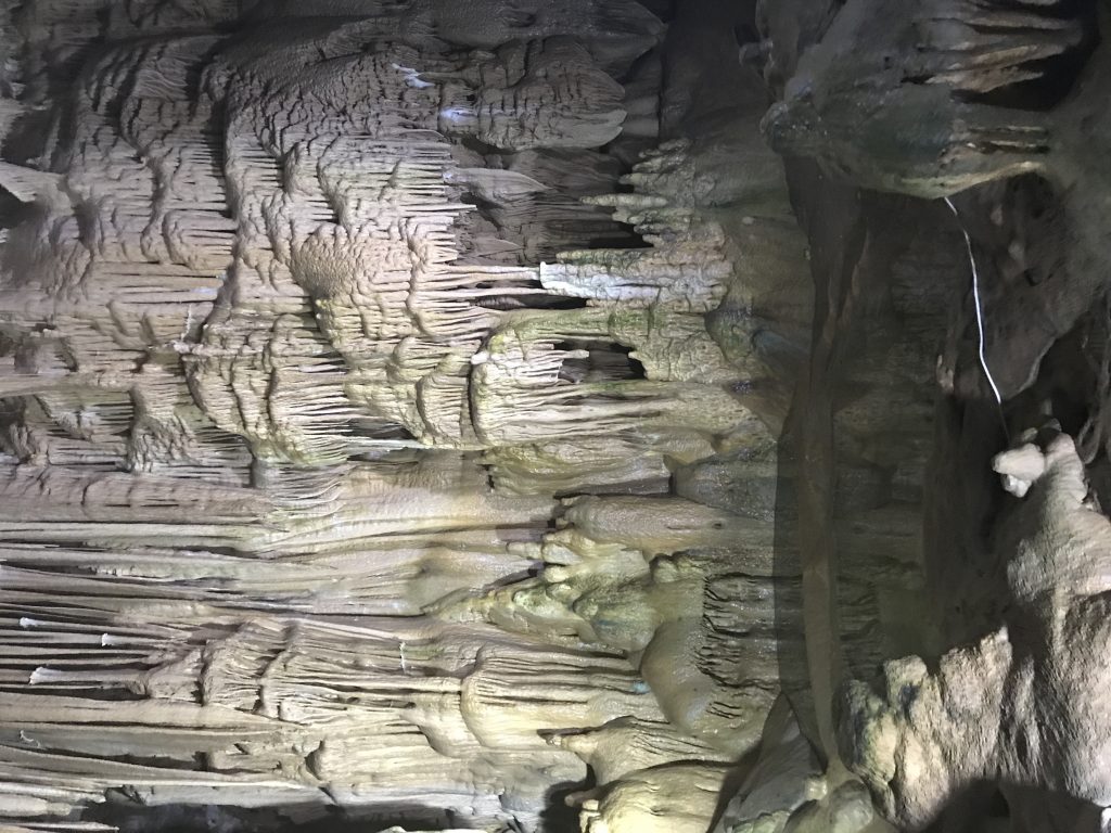 Karataş mağarasını ziyaret etmenizi tavsiye ederim.